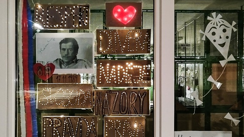 Okno svobody svítí na Nové Komendě