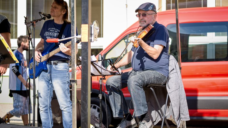 Vystoupení kapely Švestka v atriu