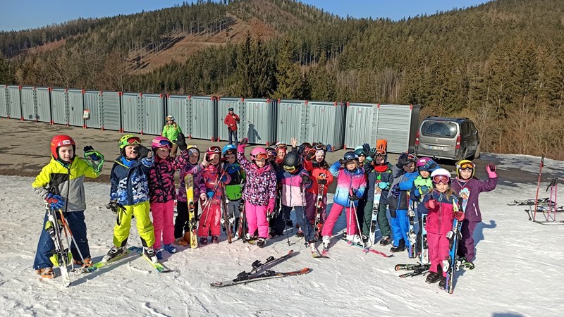 Lyžáček 2.AB – Zimní dobrodružství plné zábavy! ⛷️❄️