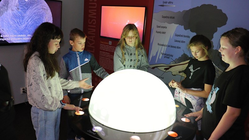Páťáci objevovali tajemství vesmíru v ostravském planetáriu